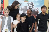 Khoảnh khắc thảm đỏ ngọt ngào nhất của gia đình Brangelina