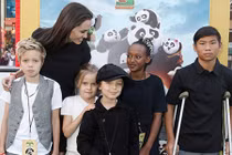 Khoảnh khắc thảm đỏ ngọt ngào nhất của gia đình Brangelina