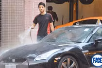 Nam vương Hong Kong thất nghiệp, phải đi sửa xe