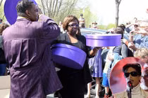 Xúc động ảnh tiễn huyền thoại âm nhạc Prince về đất mẹ