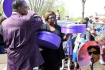 Xúc động ảnh tiễn huyền thoại âm nhạc Prince về đất mẹ