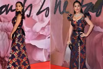 50 tuổi Salma Hayek vẫn khiến cánh mày râu bỏng mắt