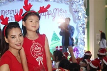 Trương Ngọc Ánh và con gái ton sur ton phát quà Noel 