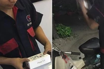 Sốc người chồng sửa xe tay lấm lem mua iPhone tặng vợ 