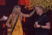 Thí sinh The Voice lộ ngực trong show trực tiếp