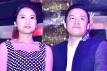 Lam Trường đưa vợ 9X đi bar cổ vũ Thanh Thảo