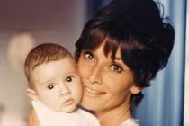 Những khoảnh khắc làm mẹ tuyệt vời của Audrey Hepburn