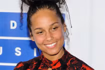 Alicia Keys bị chỉ trích vì để mặt mộc dự sự kiện