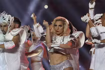 Lady Gaga lộ vòng eo bèo nhèo trên sân khấu Super Bowl