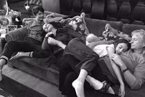 Catherine Zeta-Jones khoe ảnh hiếm bên chồng con