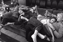 Catherine Zeta-Jones khoe ảnh hiếm bên chồng con