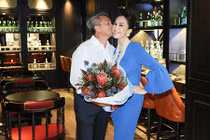 U60 Diễm My được chồng doanh nhân hôn má tại bữa tiệc