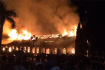 Nam Định: Nhà thờ 130 tuổi cháy rừng rực trong đêm