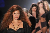 Dàn người mẫu ngoại cỡ tự tin trình diễn nội y