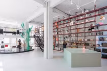 Cận cảnh ngôi nhà toàn giá đỡ quái lạ 