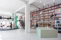 Cận cảnh ngôi nhà toàn giá đỡ quái lạ 