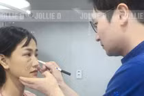 Ca sĩ Maya công khai đập mặt, nâng ngực ở Hàn Quốc