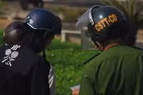 Cảnh sát cơ động chết bên đường