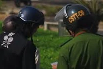 Cảnh sát cơ động chết bên đường