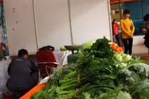 Đừng nói rau thịt không ảnh hưởng: Tăng thuế VAT, dân gánh hết