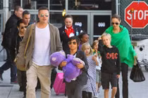 Brad Pitt và Angelina Jolie tranh giành quyền nuôi con