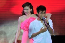 Hồ Ngọc Hà tình tứ với nam sinh viên