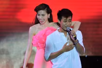 Hồ Ngọc Hà tình tứ với nam sinh viên