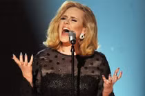 Adele kiếm gần 2.000 tỷ/2 năm