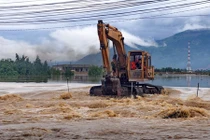 Ảnh: Máy xúc cứu 4 thanh niên trong nước chảy xiết ở Nha Trang