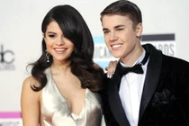 Selena Gomez cắt đứt mọi liên lạc với Justin Bieber