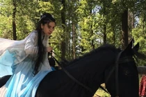 Angelababy bụng bầu vẫn cưỡi ngựa đóng phim khiến fan phát hoảng