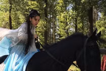 Angelababy bụng bầu vẫn cưỡi ngựa đóng phim khiến fan phát hoảng