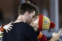 Miley Cyrus hôn say đắm con trai Arnold