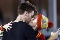 Miley Cyrus hôn say đắm con trai Arnold