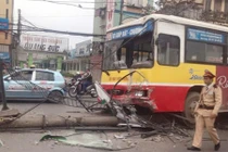 Xe buýt leo dải phân cách giữa phố, hành khách hoảng loạn