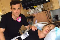 Robbie Williams khoe cảnh sinh nở của vợ trên mạng xã hội