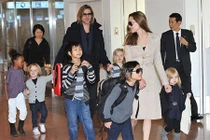 Angelina Jolie bị tố dùng con chống lại Brad Pitt
