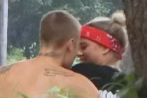 Justin Bieber cởi trần ôm bạn gái tuổi teen trong công viên