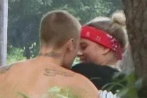 Justin Bieber cởi trần ôm bạn gái tuổi teen trong công viên