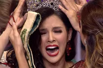 Khoảnh khắc Hoa hậu Philippines xúc động lên ngôi HH Trái đất