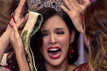 Khoảnh khắc Hoa hậu Philippines xúc động lên ngôi HH Trái đất