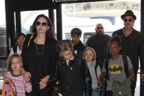 Brad Pitt ở lại qua đêm với con sau 7 tháng ly hôn