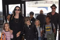 Brad Pitt ở lại qua đêm với con sau 7 tháng ly hôn