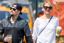 Lộ ảnh Cameron Diaz hôn thắm thiết tình trẻ