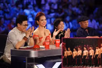 Thúy Hạnh phấn khích vì thân hình 6 múi của thí sinh