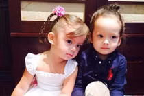 Khoảnh khắc không thể yêu hơn của con lai nhà Hồng Nhung 