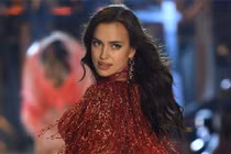 Siêu mẫu ôm bụng bầu vẫn sải bước tại Victoria’s Secret Show