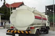 Lùi xe vô ý, cha cán chết con