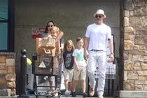 Brad-Angie vui vẻ đưa con đi mua sắm giữa tin đồn ly hôn