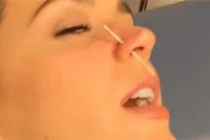 Katy Perry khoe video xỏ khuyên mũi